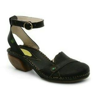 El Naturalista ankle strap sandals